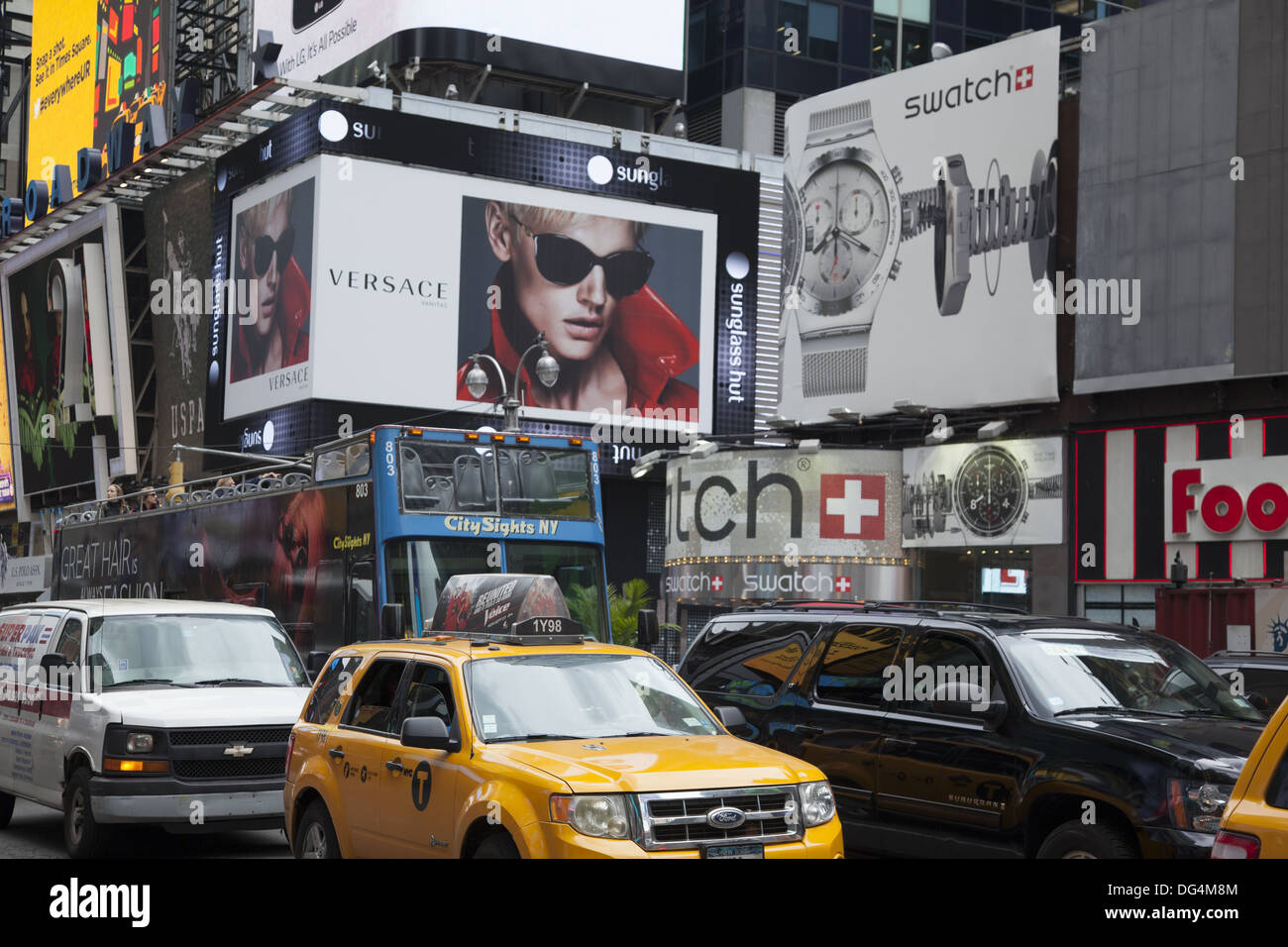 Times Square en la calle 45 siempre está atascado con el tráfico, en la ciudad de Nueva York. Foto de stock