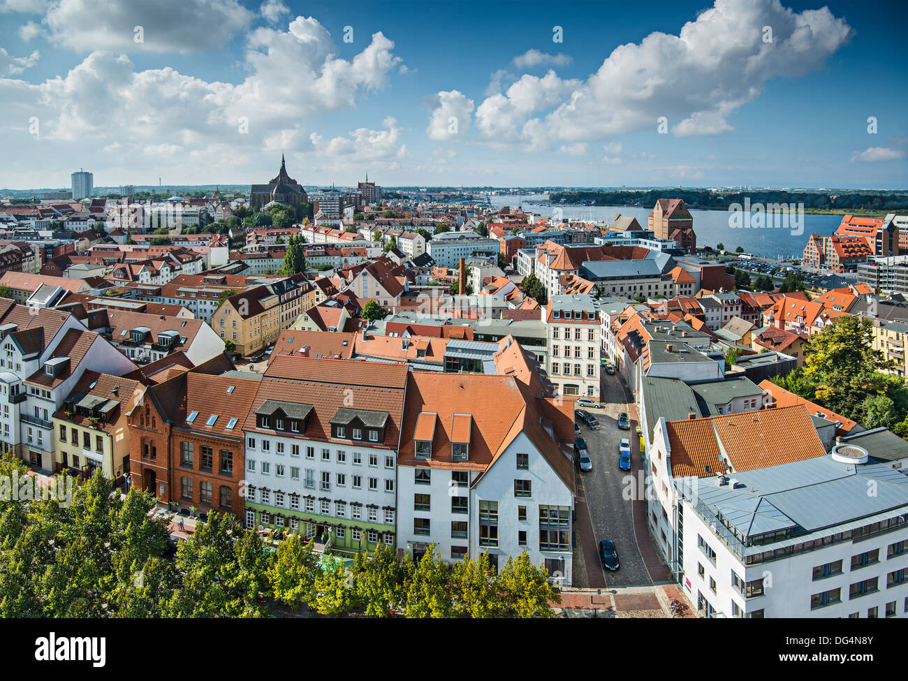 Horizonte de la ciudad de Rostock, Alemania. Foto de stock