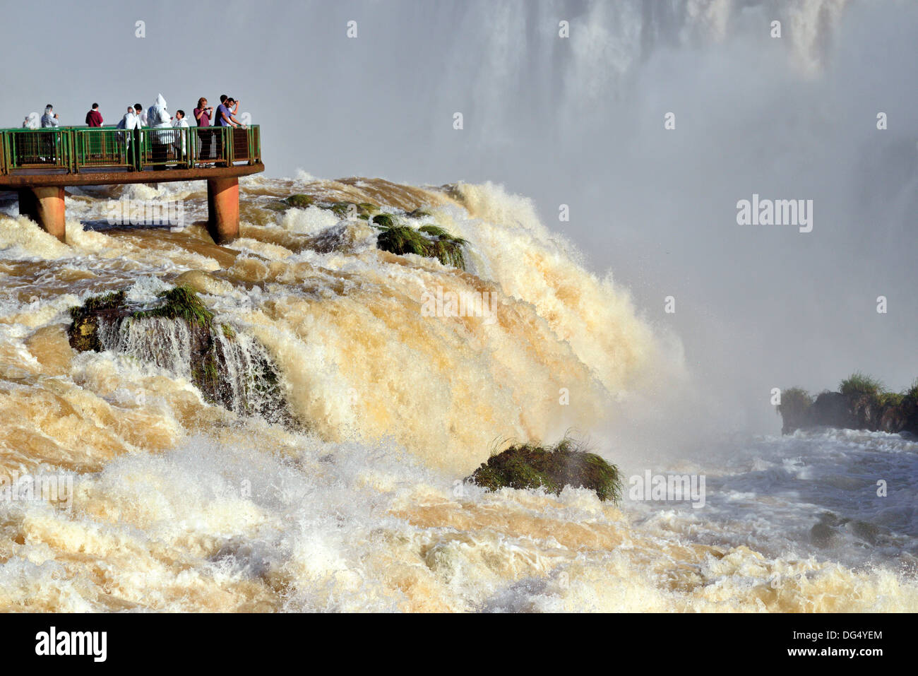 Brasil, el Parque Nacional Iguazú: Turistas Apreciar las Cataratas del Iguazú con registro de los niveles de agua desde una plataforma panorámica Foto de stock