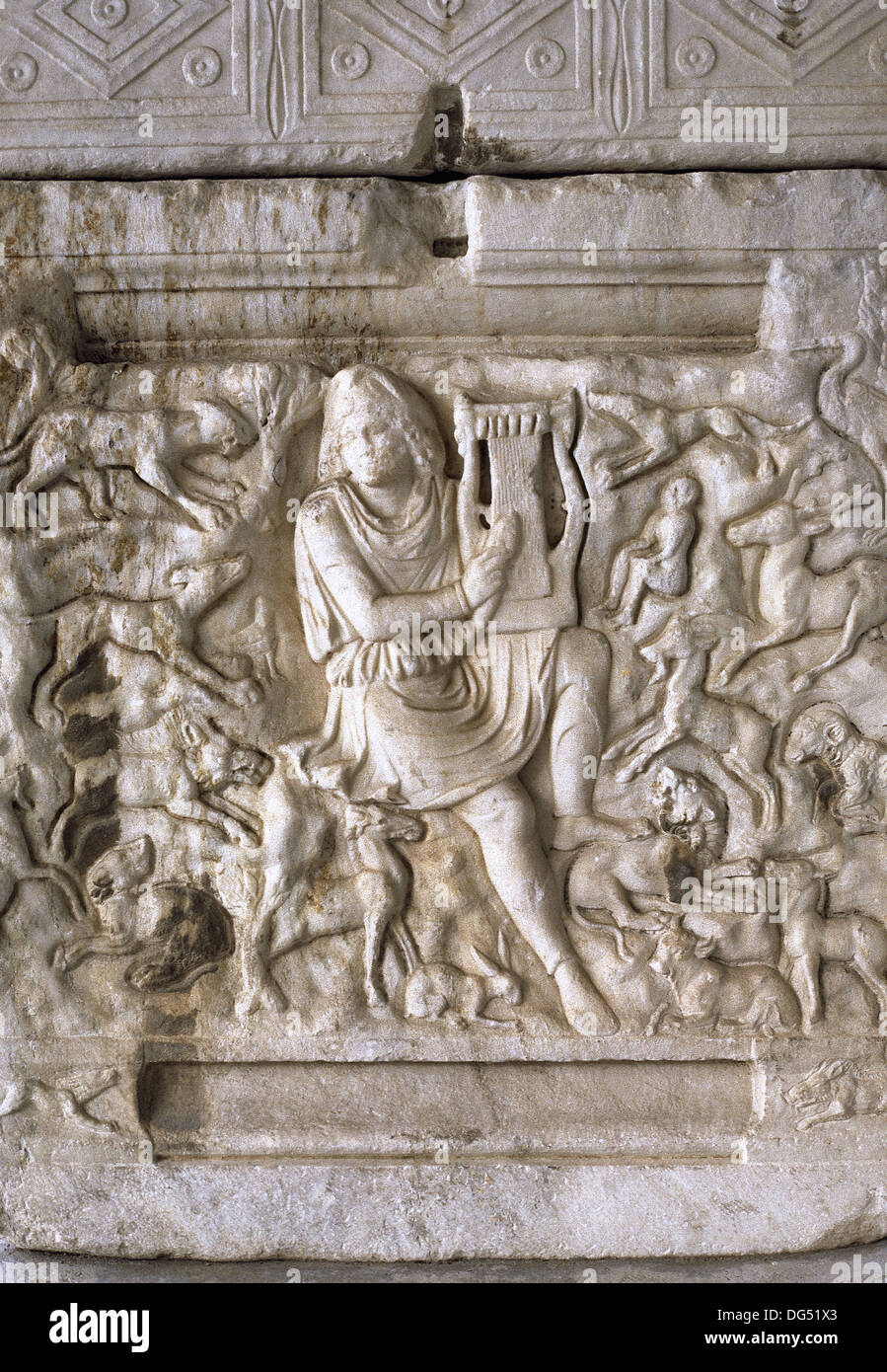 Orpheus, vistiendo un tapón frigio y rodeado por las bestias encantado por la música de su lira. Alivio de Salónica. Grecia. Foto de stock