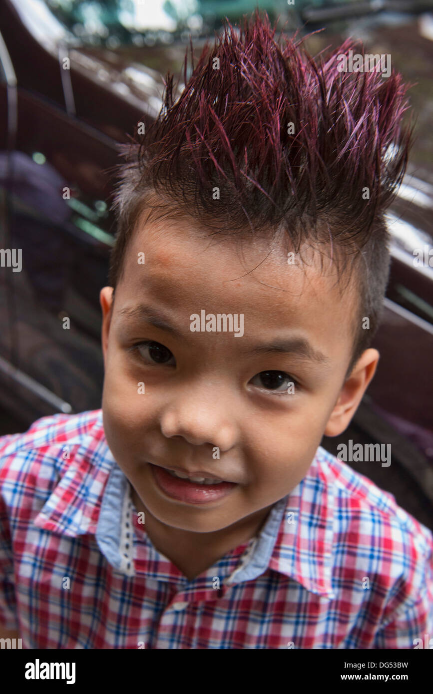 Retrato de niño con peinado mohawk fotografías e imágenes de alta  resolución - Alamy