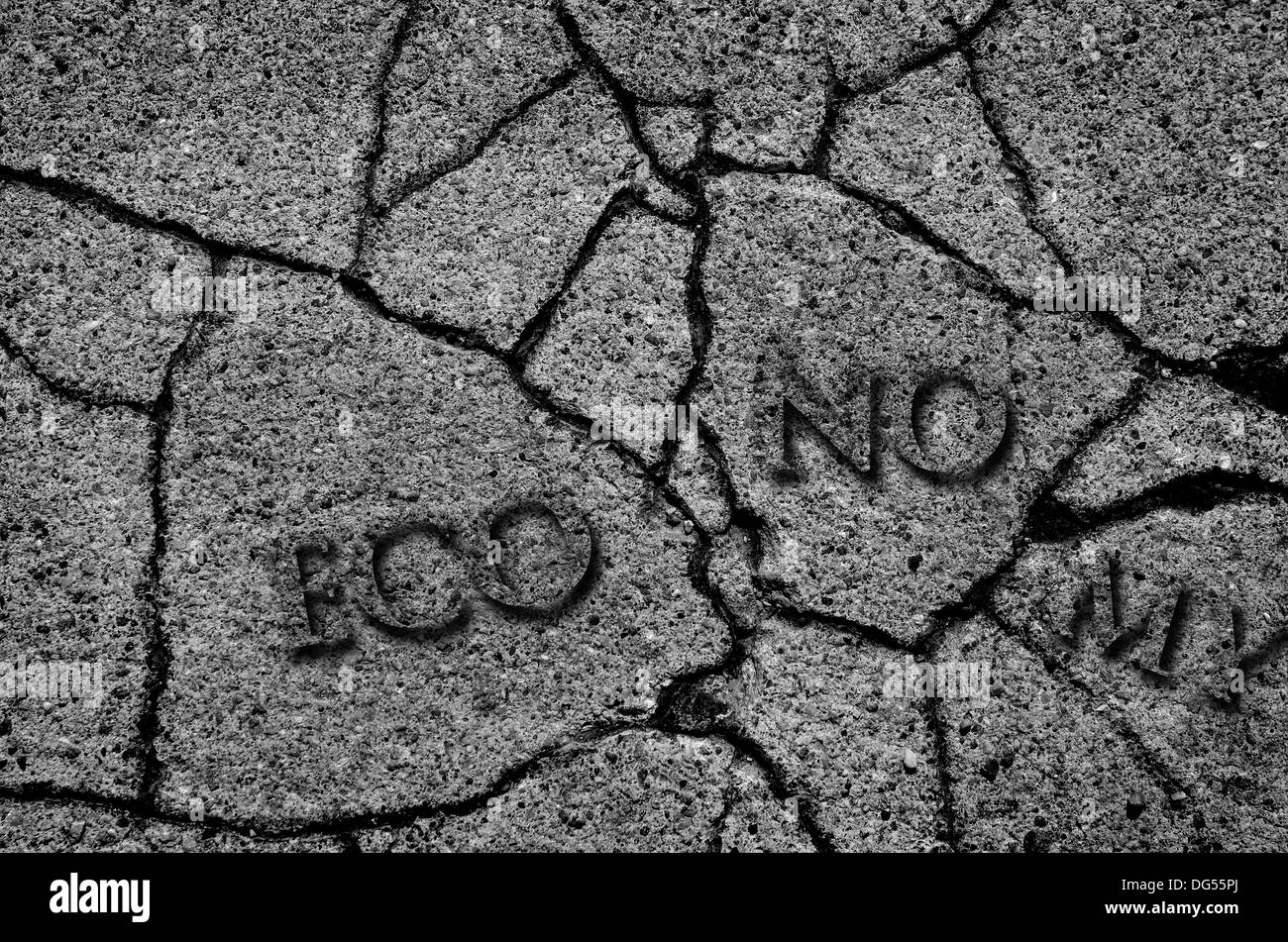 Grieta en el asfalto que simboliza una economía rota Foto de stock