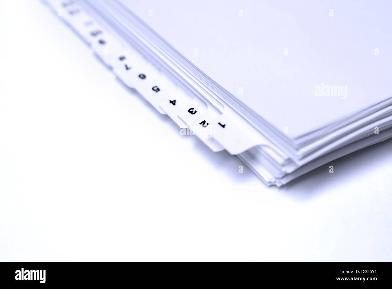 Varias fichas de archivo en blanco sobre fondo blanco. Foto de stock