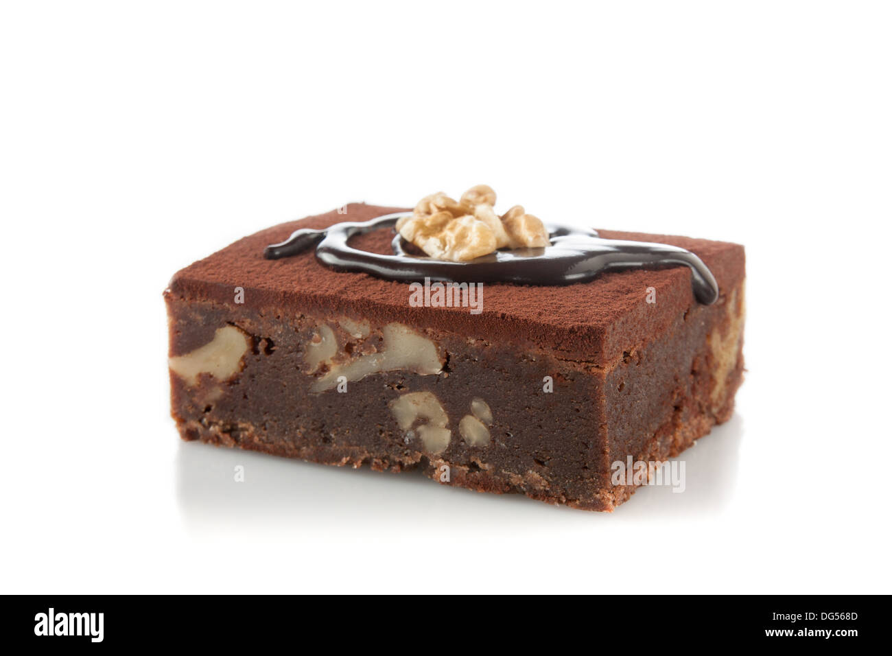 Brownie de chocolate y nueces aislado en blanco Foto de stock