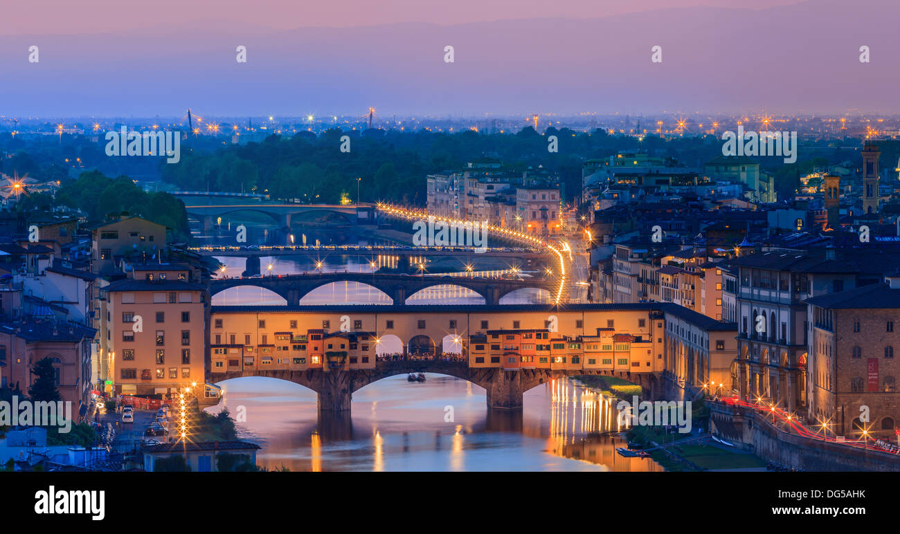 El Ponte Vecchio, el puente sobre el río Arno, en Florencia, Italia. Tomada desde Piazzale Michelangelo. Foto de stock