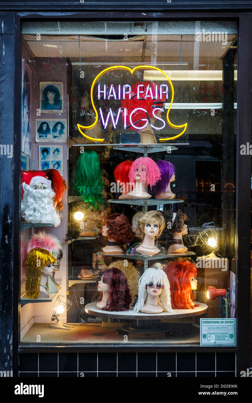 Ventana de una peluca de tienda, el centro de Seattle, EE.UU., con pelucas de colores de neón Foto de stock