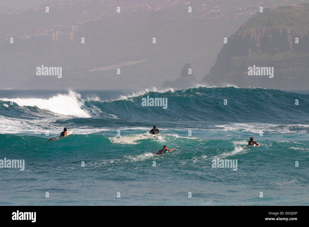 Surfing puerto de la cruz fotografías e imágenes de alta resolución - Alamy
