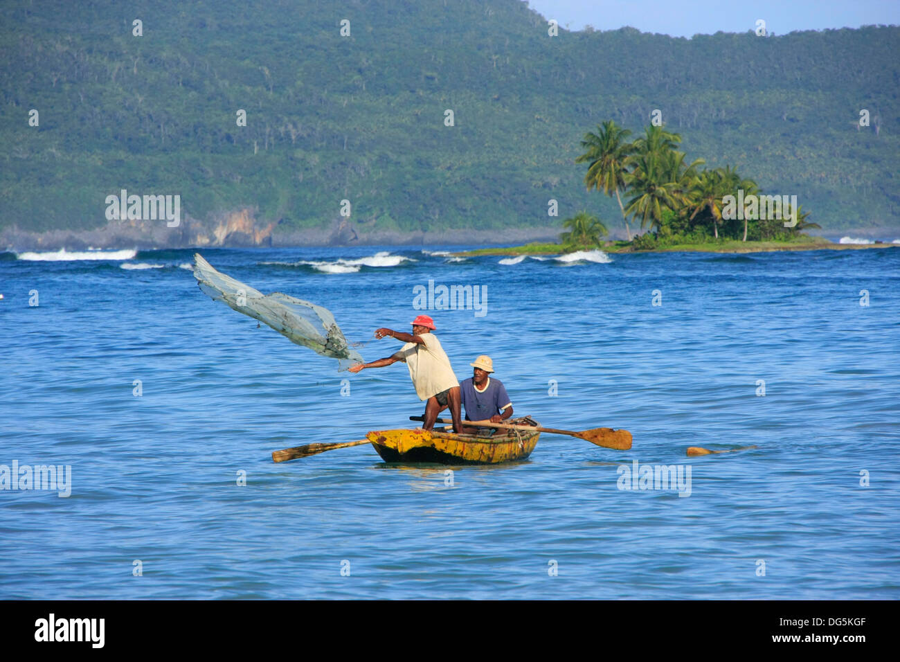 Los hombres locales pesca cerca de Las Galeras, península de Samaná, República Dominicana Foto de stock