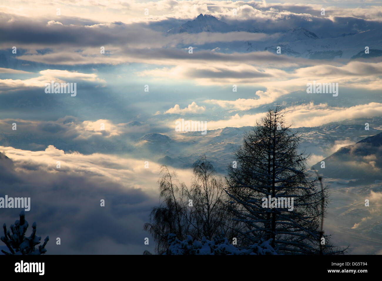 Scénic con dirección de invierno en Crans-Montana en Suiza Foto de stock