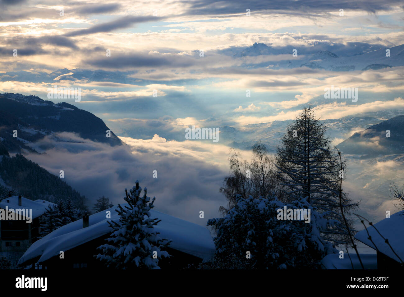Scénic con dirección de invierno en Crans-Montana en Suiza Foto de stock