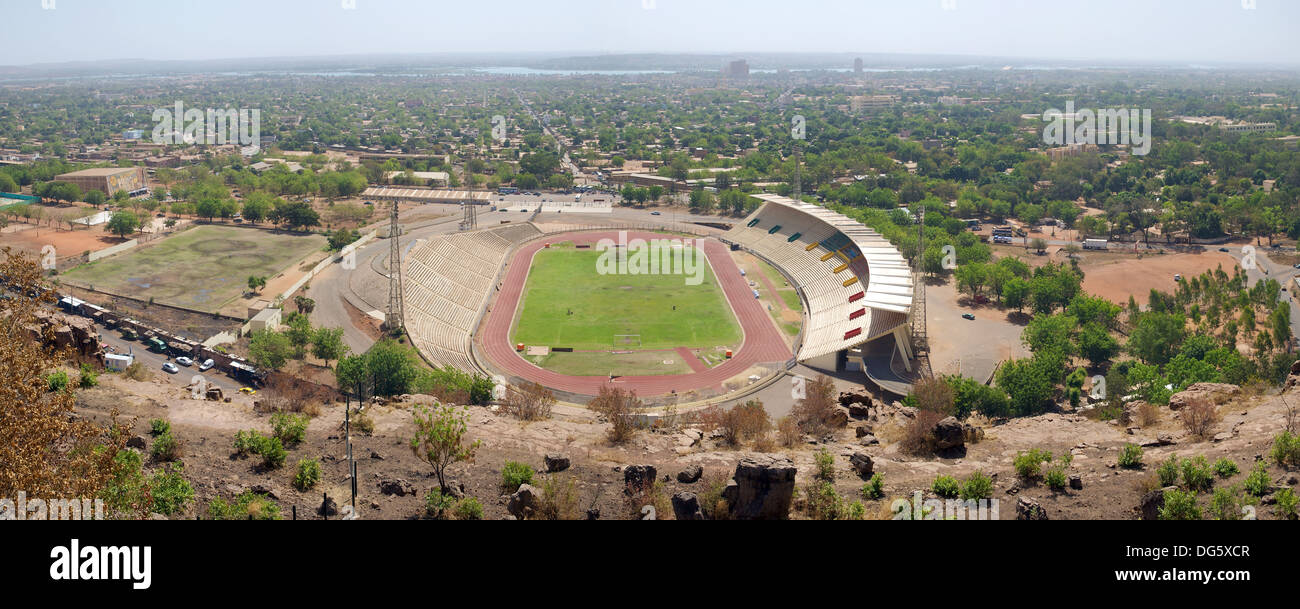 Amplio ángulo de visión y panorámica del estadio en Bamako, Malí. Foto de stock