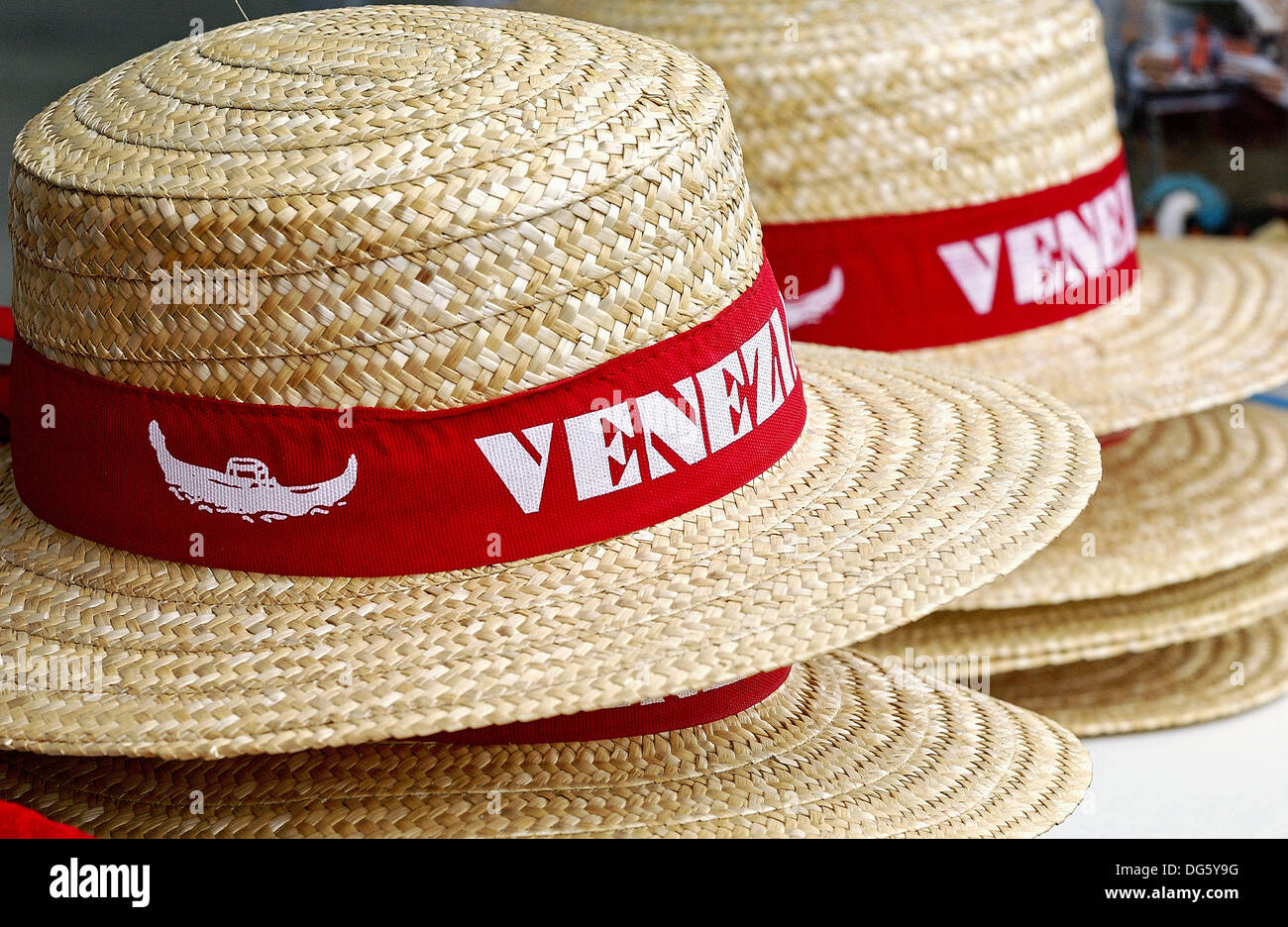 Souvenirs, gorros de gondolero. Venecia. Veneto, Italia Fotografía de stock  - Alamy