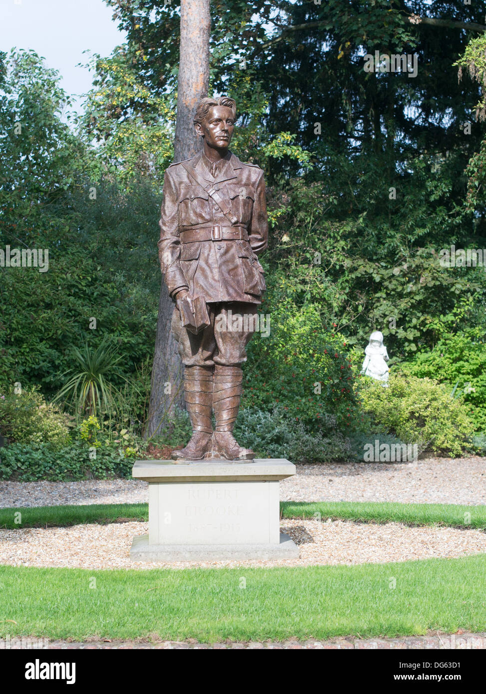 Estatua de bronce de la WW1 poeta Rupert Brooke, visto en Grantchester, cerca de Cambridge, Inglaterra, Reino Unido. Foto de stock