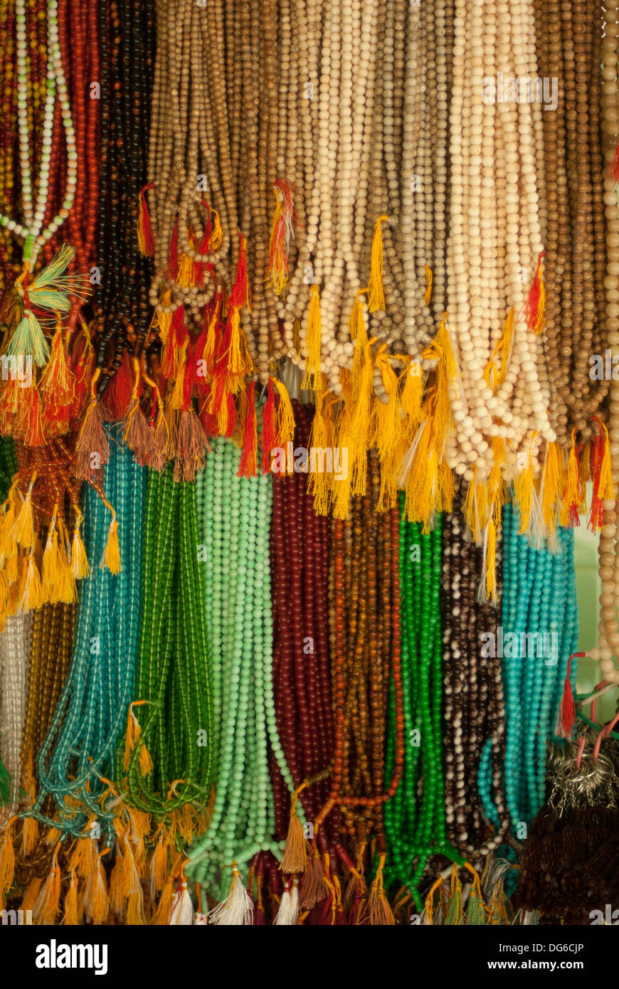 Cordones tradicional en venta en mercado de Birmania, Myanmar Foto de stock