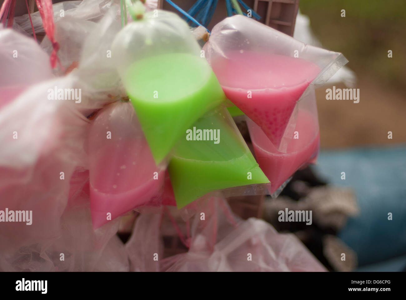 Bebidas de colores brillantes en la venta a los trabajadores agrícolas en la provincia de Kengtung, Birmania (Myanmar) Foto de stock