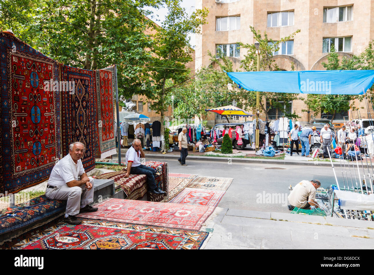 Los vendedores de alfombras en Vernissage mercado. En Yerevan, Armenia Foto de stock