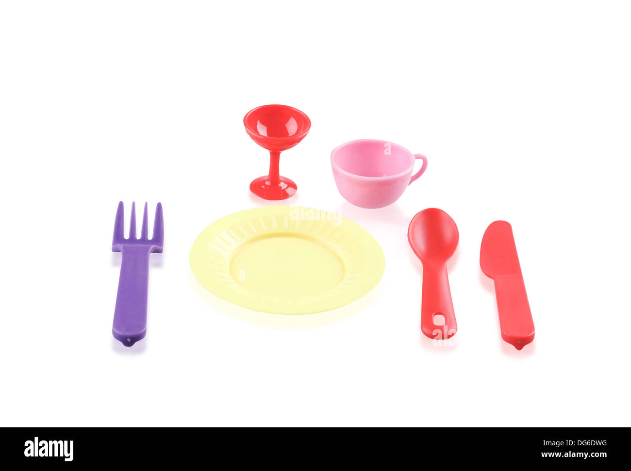 Vajilla de plástico para niños juguetes aislado sobre fondo blanco  Fotografía de stock - Alamy