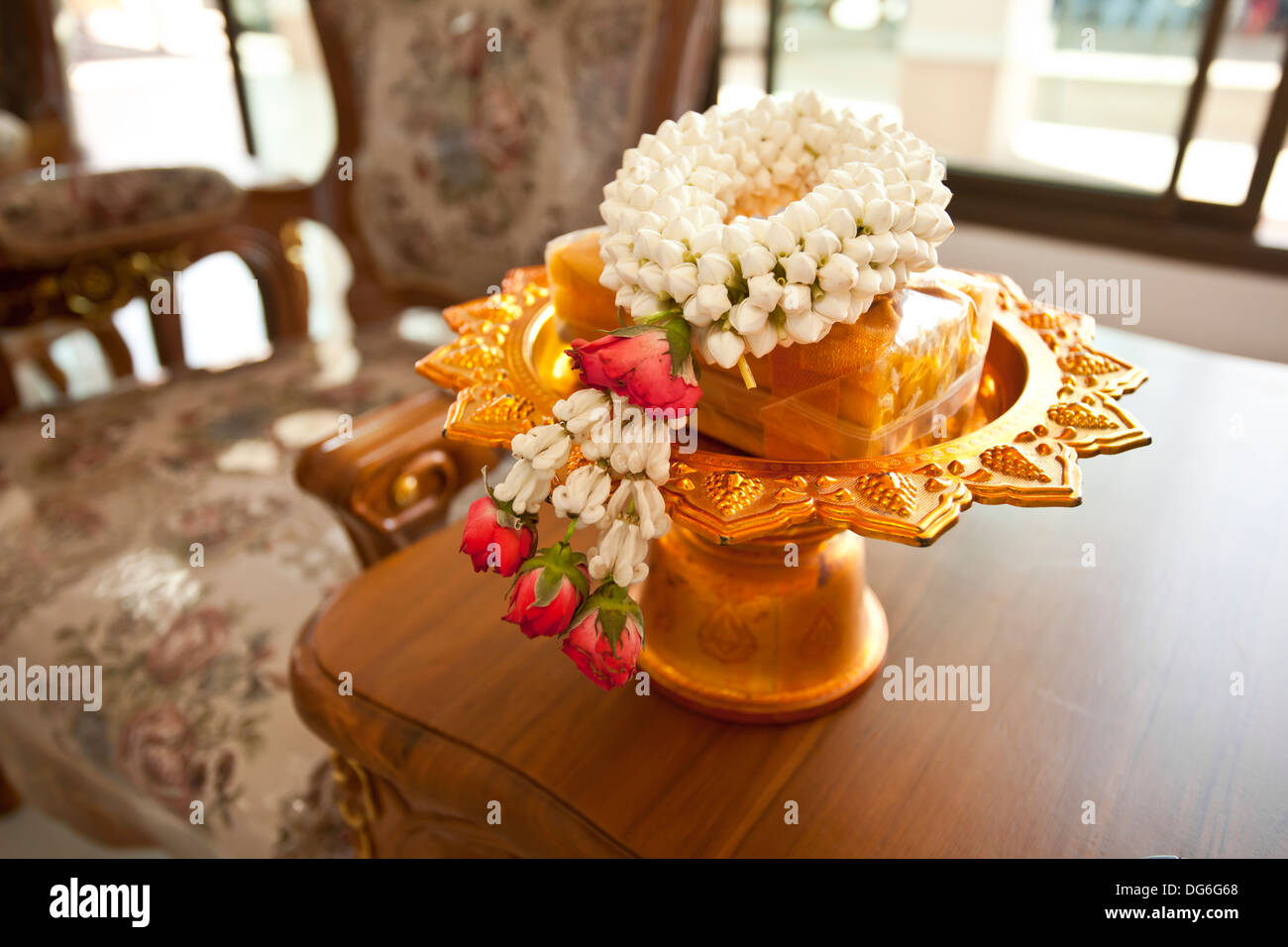 Garland, tailandés de estilo tailandés guirnalda de flores frescas en  bandeja de oro Fotografía de stock - Alamy