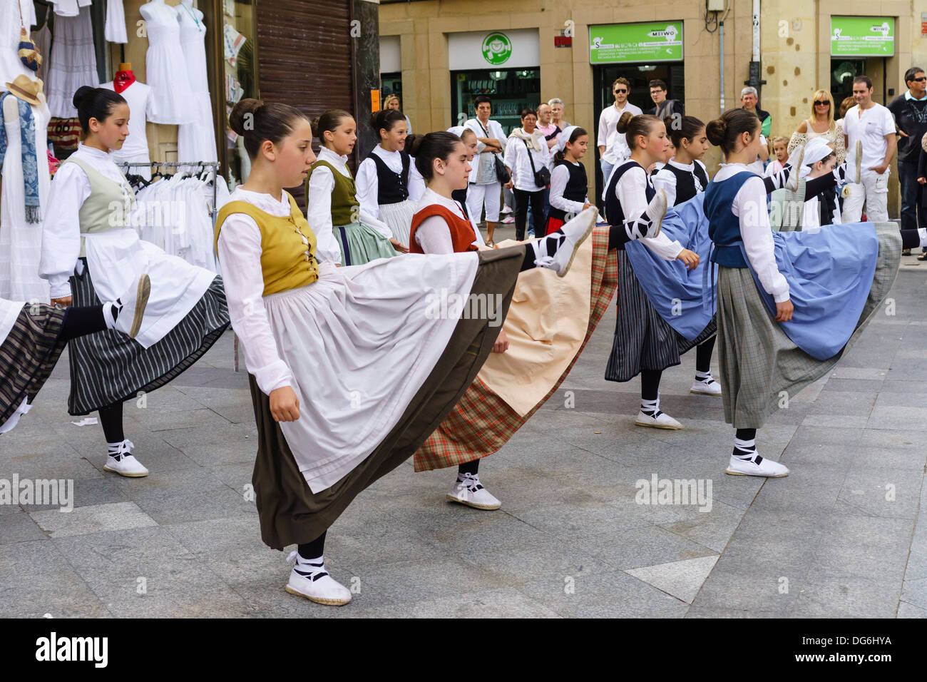 Niñas danza folklórica vasca en Donostia/San Sebastián, España. Foto de stock