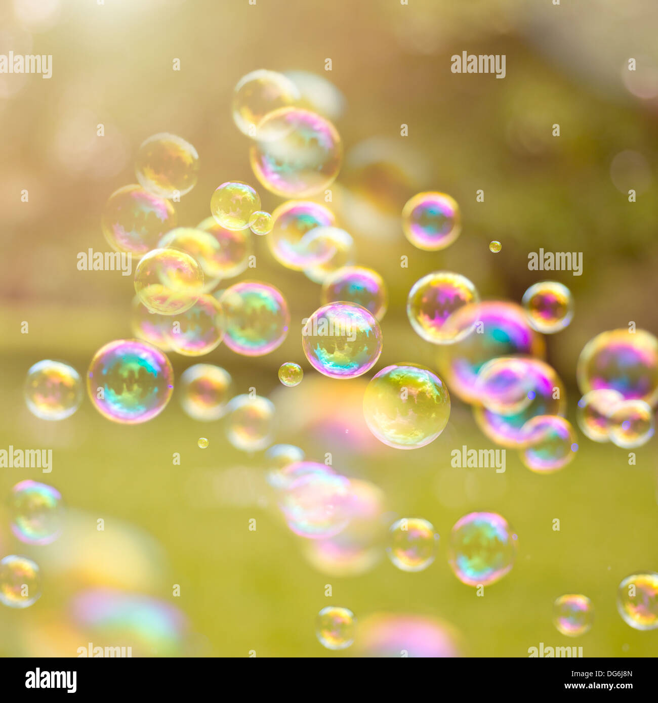 Burbujas de luz deriva en una brisa de verano. Foto de stock