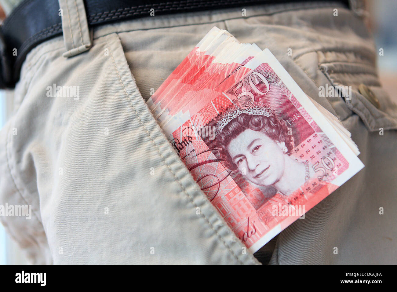 Sterling £50 notas que sobresale de un bolsillo del pantalón. Foto de stock