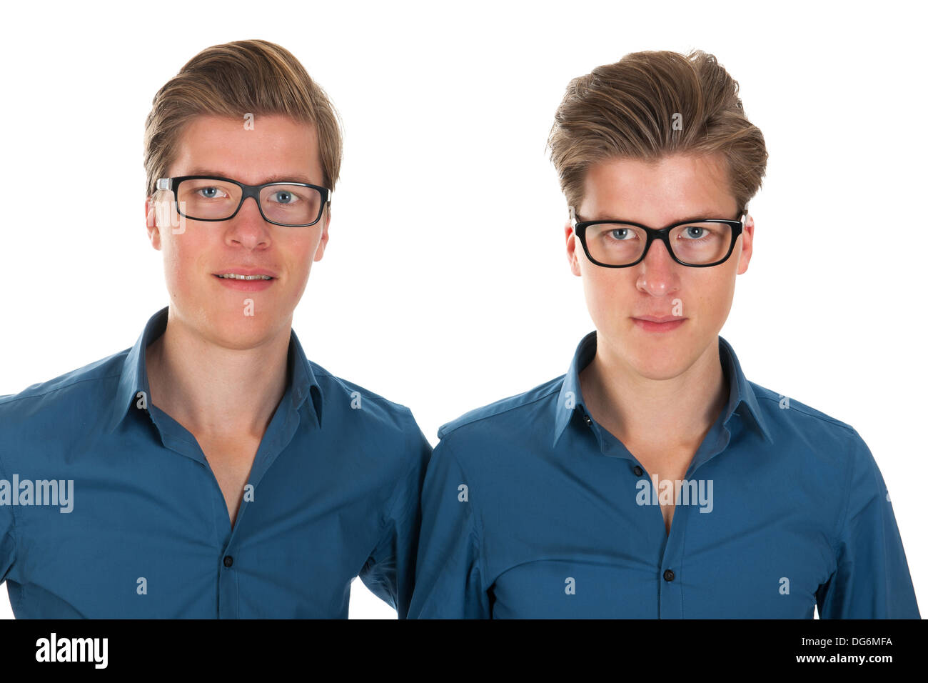 Idénticamente macho adulto gemelos en studio Foto de stock