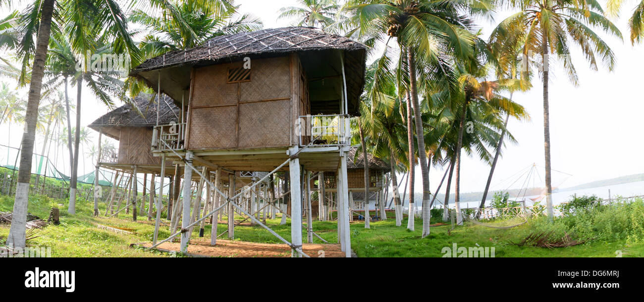 Casas de madera en la playa en el estado de Kerala, India. Foto de stock
