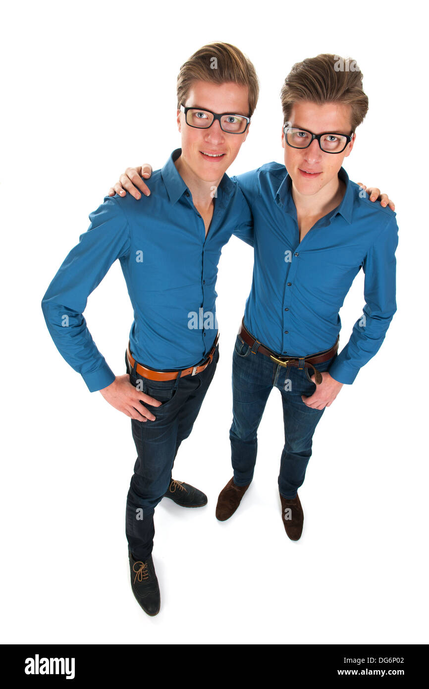 Idénticamente macho adulto gemelos en studio Foto de stock
