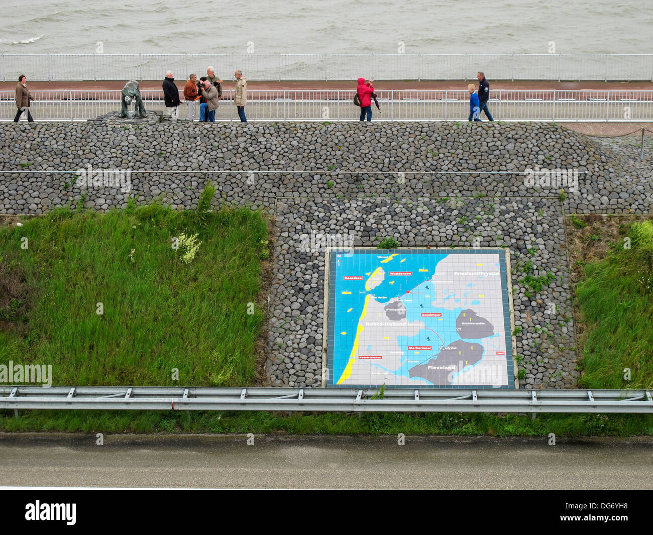 El Afsluitdijk / Alojamiento Dam, calzada principal en los Países Bajos, parte de las grandes obras de Zuiderzee, Represar el Zuiderzee Foto de stock