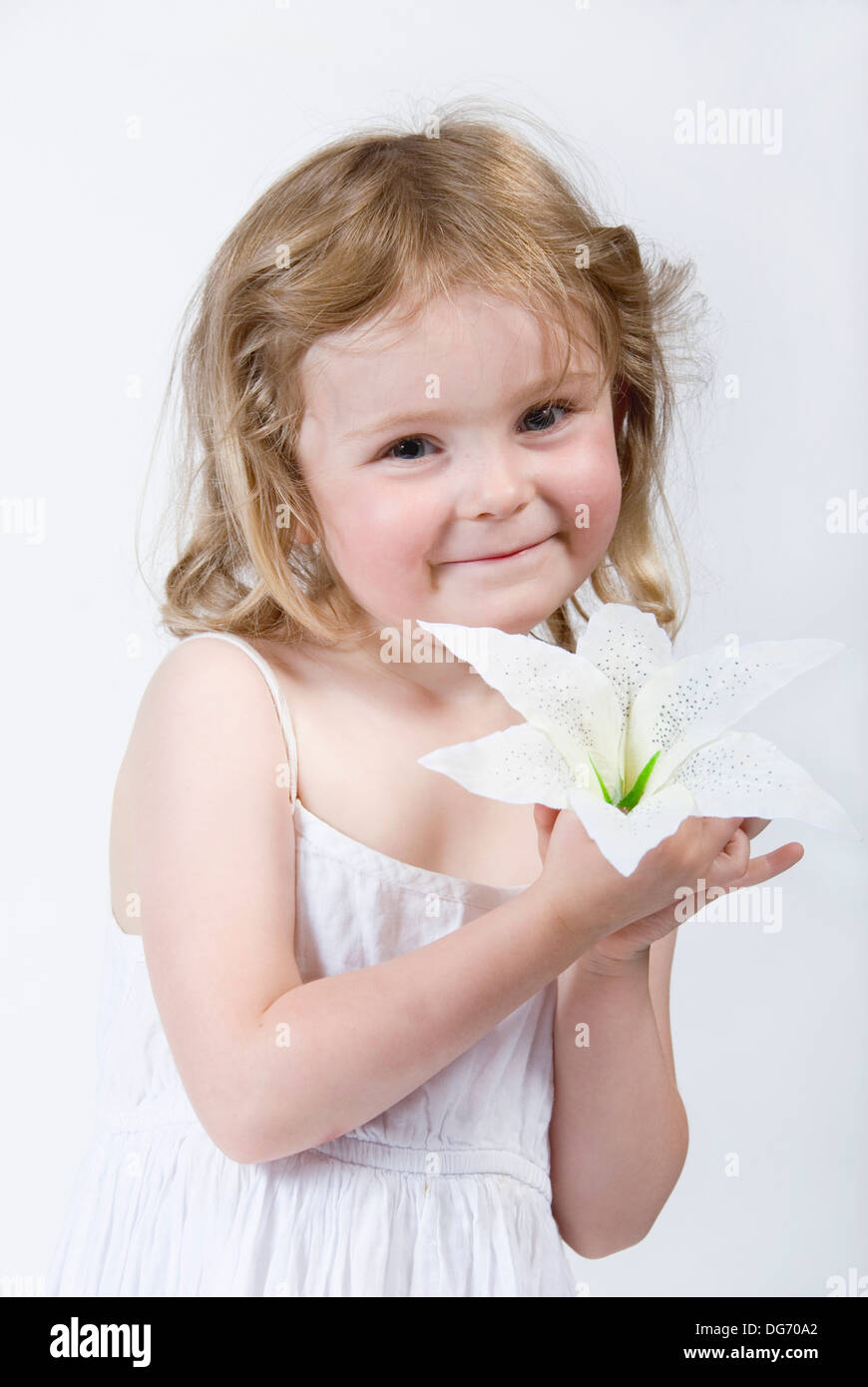 Niña vestido blanco.niña en un vestido blanco por la ventana.niña