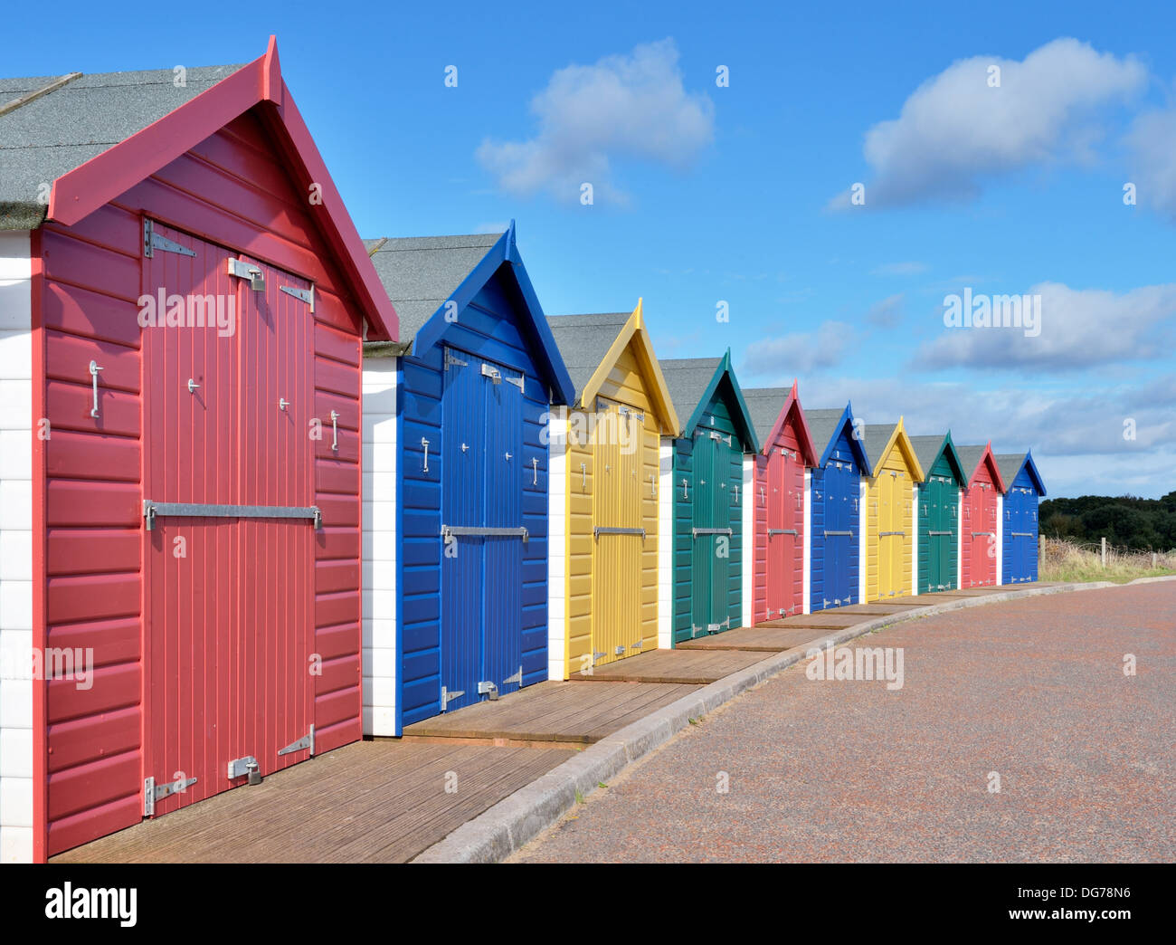 Baño de color cabañas a lo largo paseo marítimo inglés Fotografía de stock  - Alamy