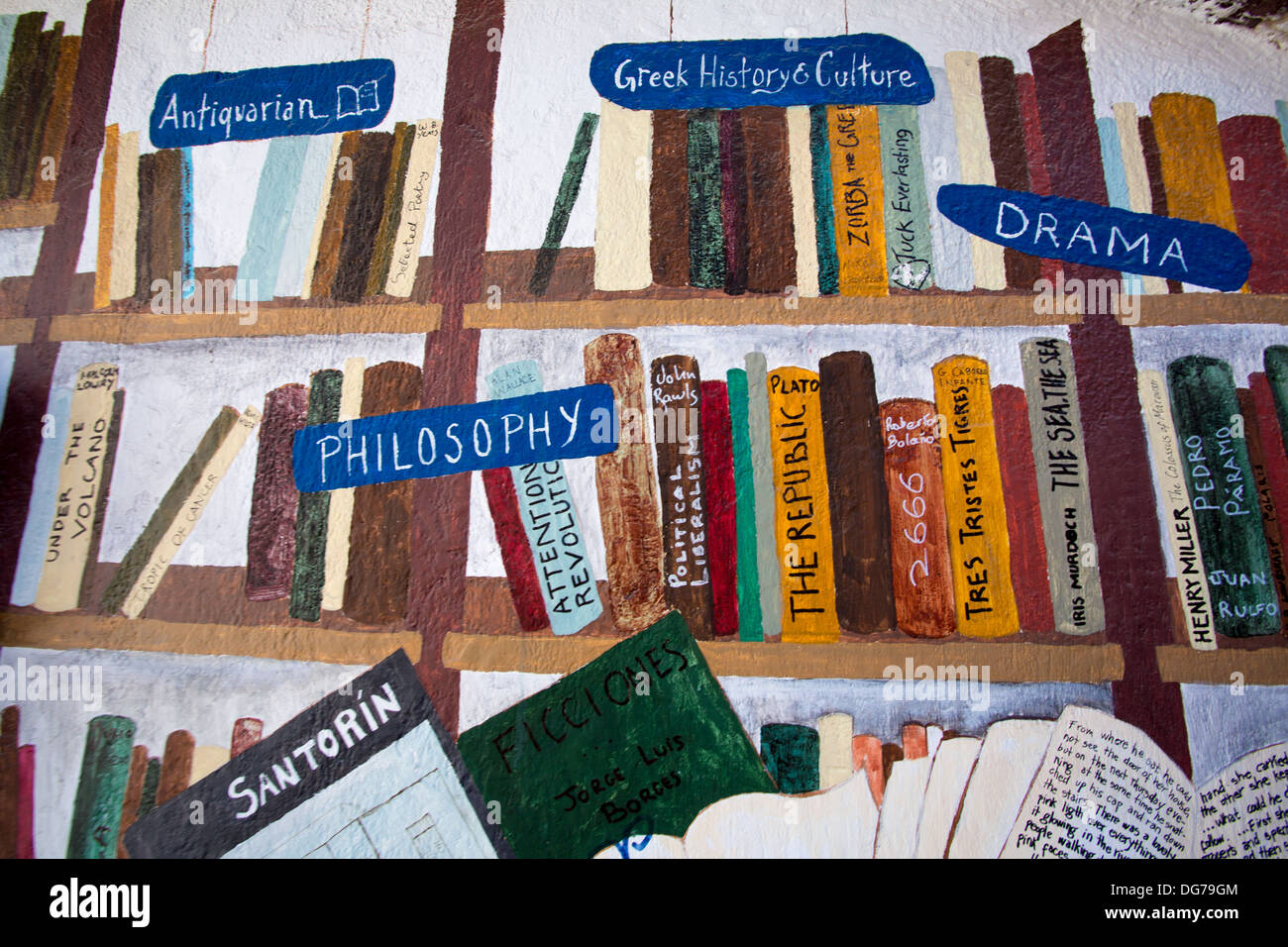 Representaciones diferentes de libros pintados en una pared en algún lugar en Santorini, Grecia Foto de stock
