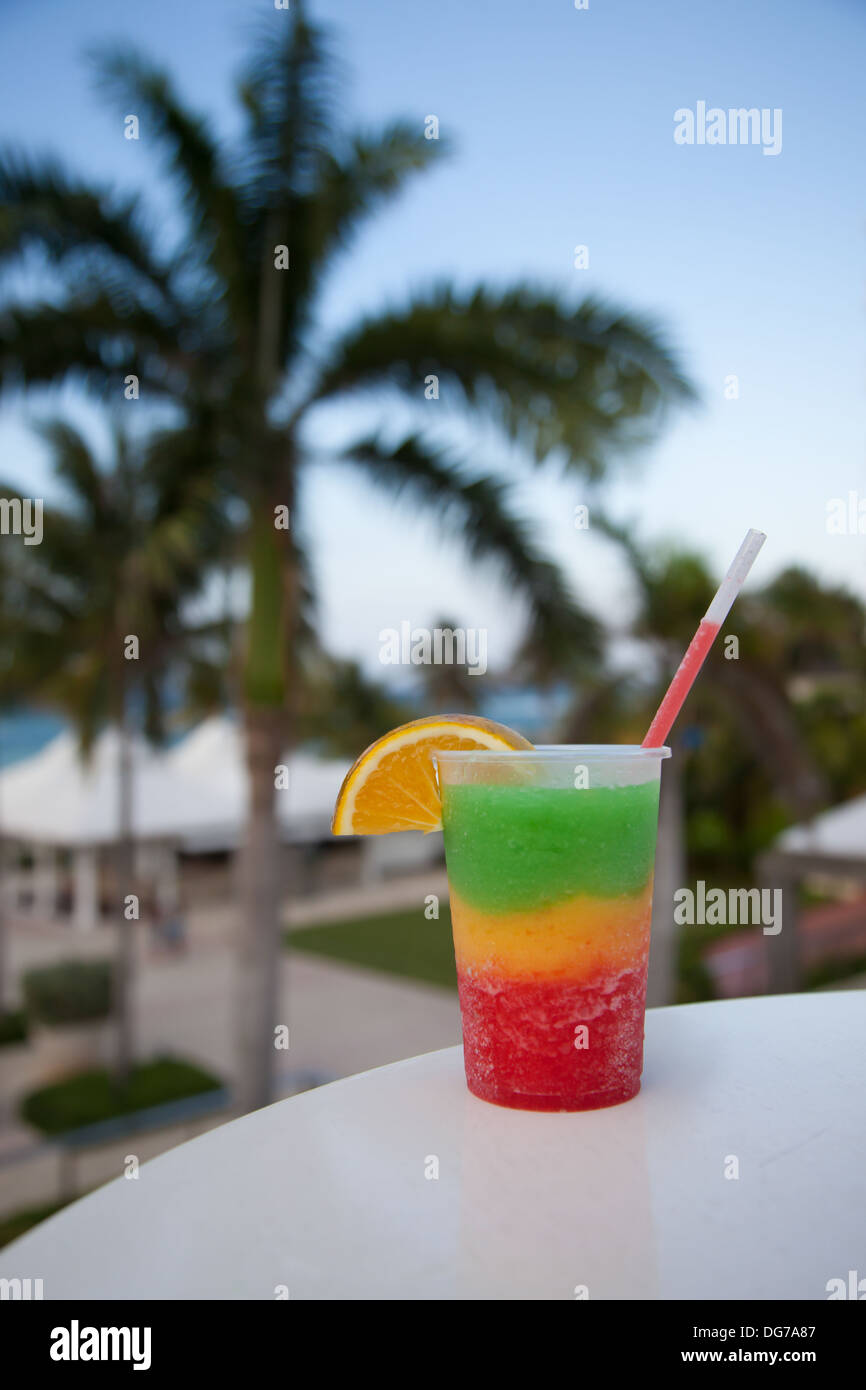 Cóctel caribeño, afrutado bebida tropical. Ponche de ron de Jamaica. Foto de stock
