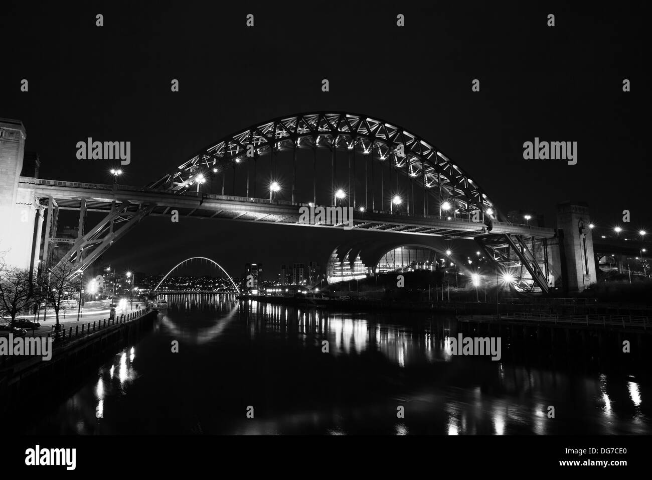 Tyne Bridge y Millennium Bridge de noche, Newcastle Upon Tyne Foto de stock