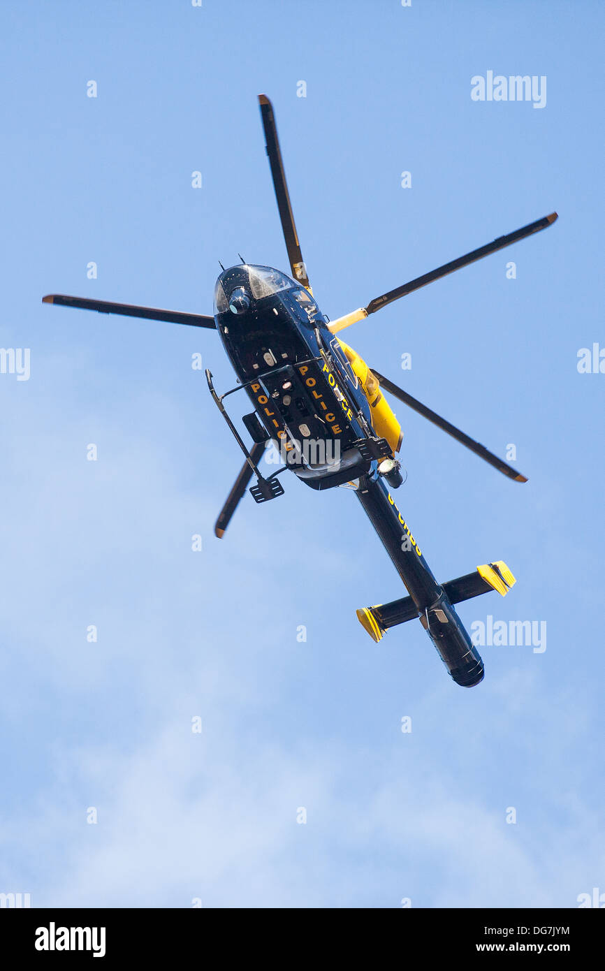 Las patrullas de helicópteros de la policía en el centro de la ciudad de Sheffield en el Reino Unido Foto de stock