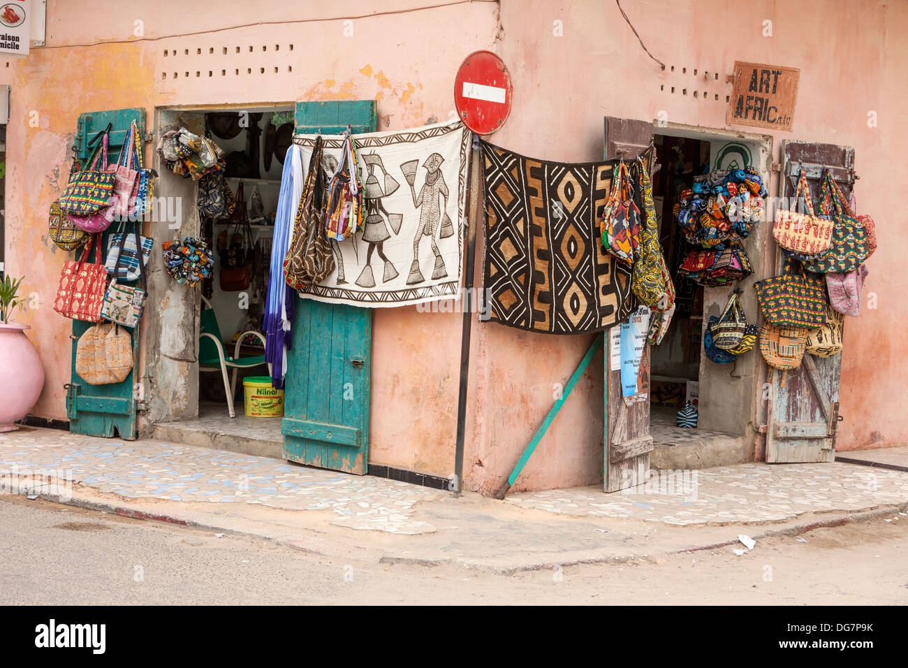 Senegal, Saint Louis. Tienda de souvenirs en la esquina de la calle. Foto de stock