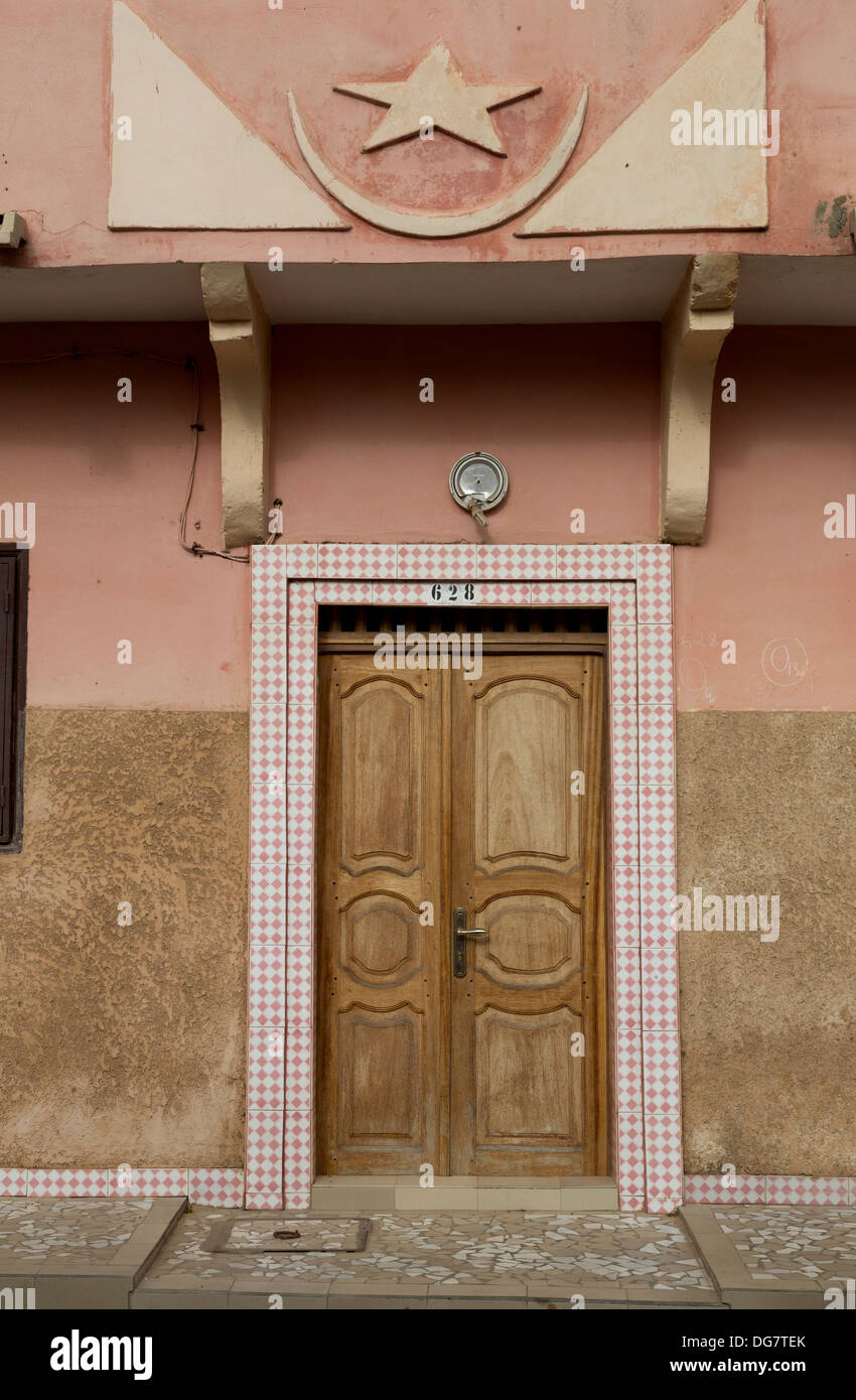 Senegal, Saint Louis. Puerta de entrada a la residencia privada con Estrella y Media Luna islámica anterior. Foto de stock