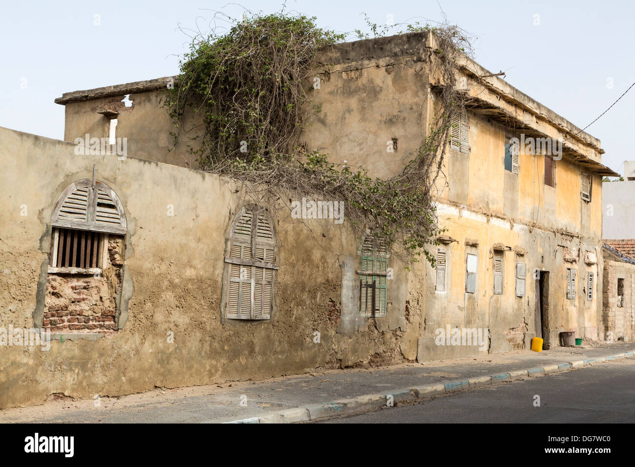 Senegal, Saint Louis. Antiguo edificio de época colonial francesa. Foto de stock