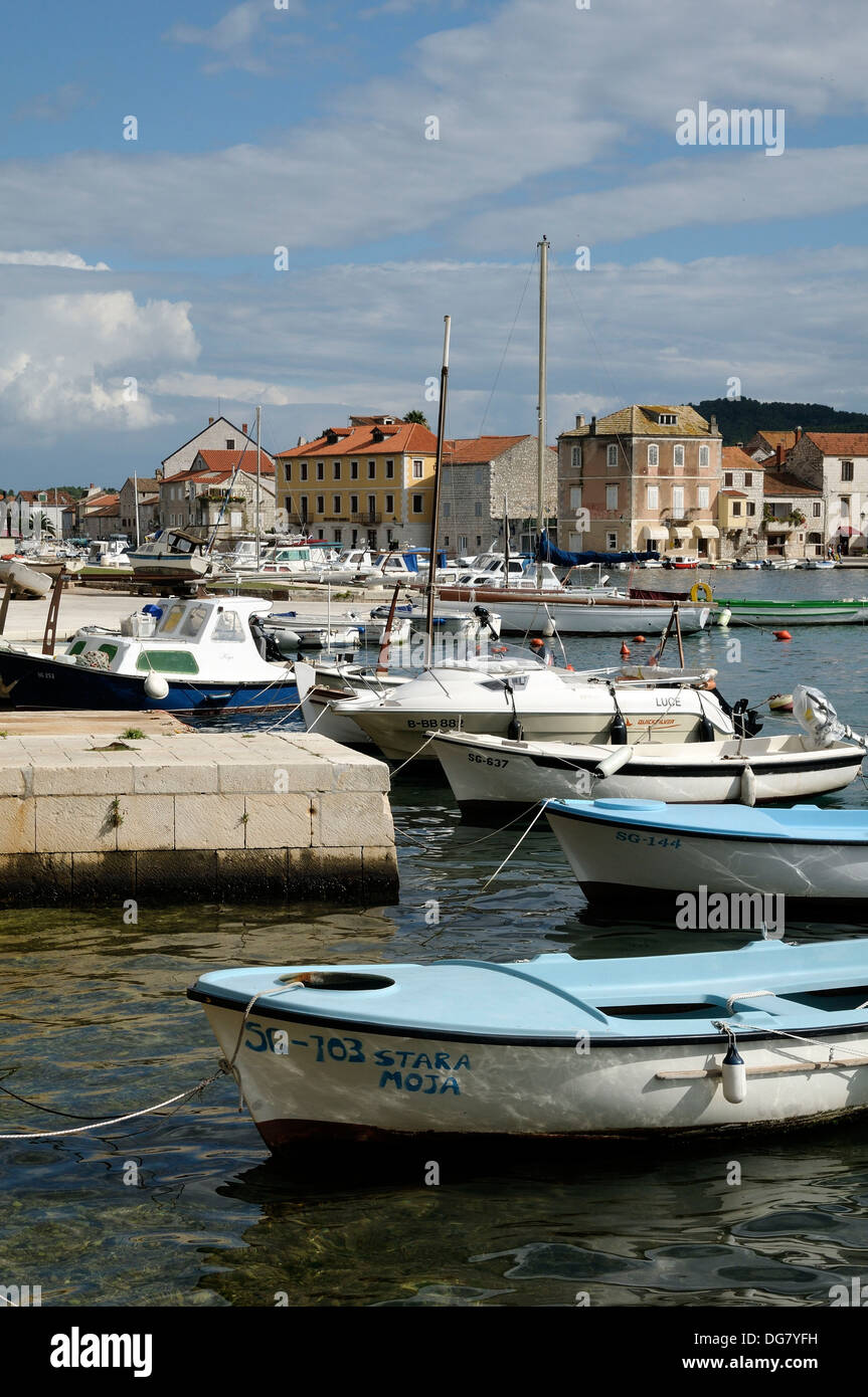 Croacia, isla de Hvar Stari Grad, barcos de pesca en el puerto Foto de stock