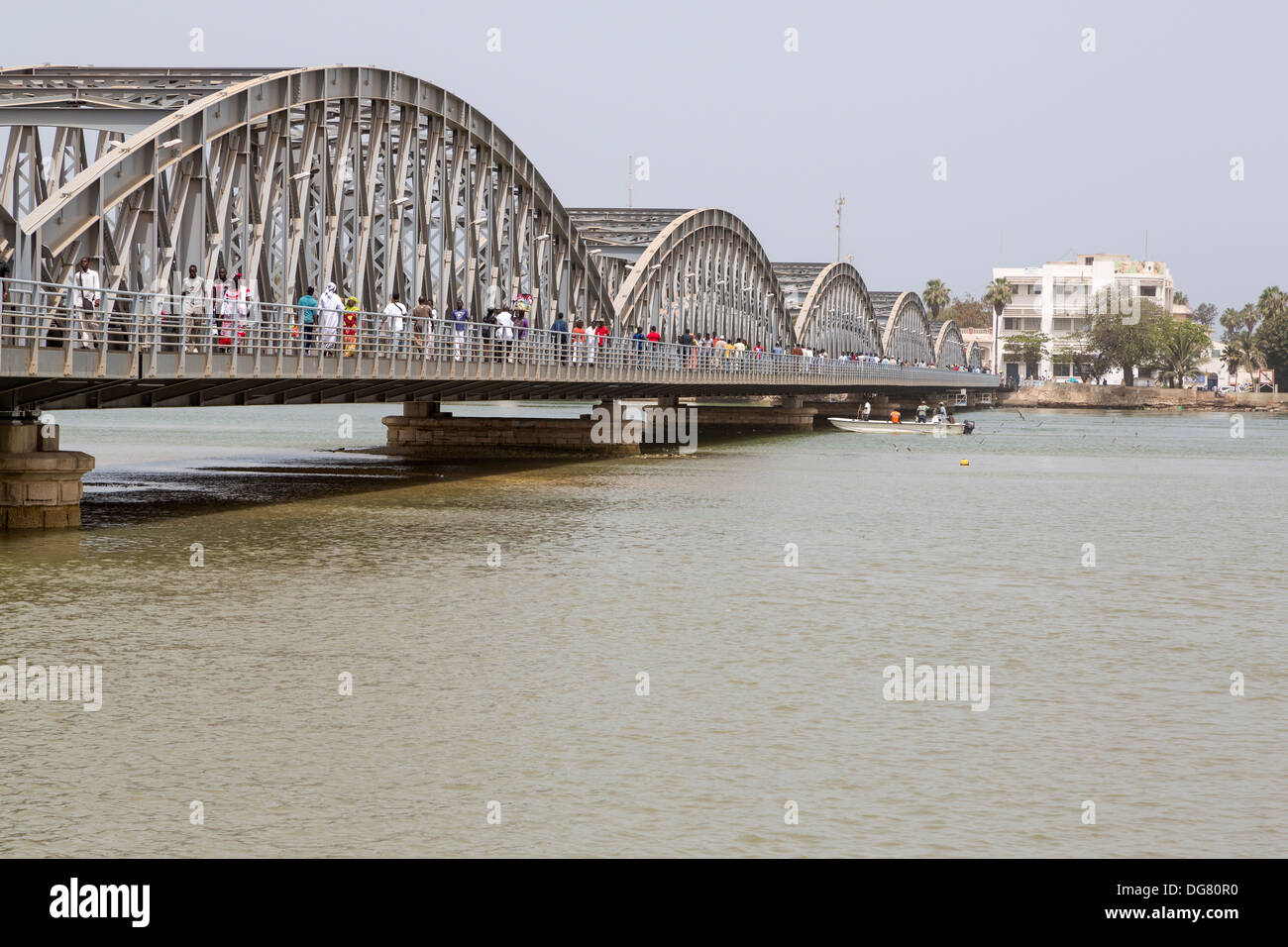 Senegal, Saint Louis. Los peatones en el puente Faidherbe, puente sobre el río Senegal. Construido 1897. Foto de stock