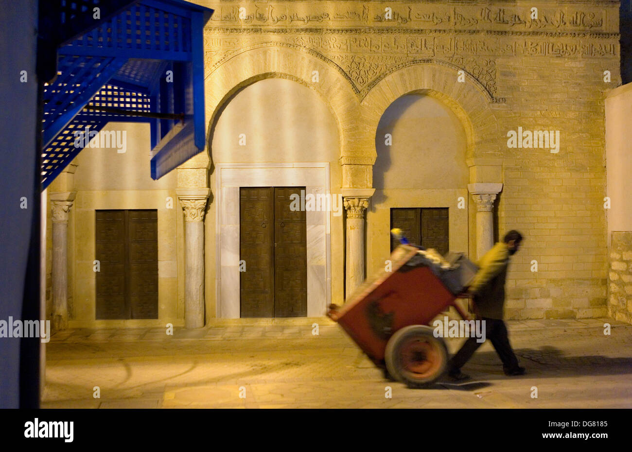 Mezquita de las tres puertas fotografías e imágenes de alta resolución -  Alamy
