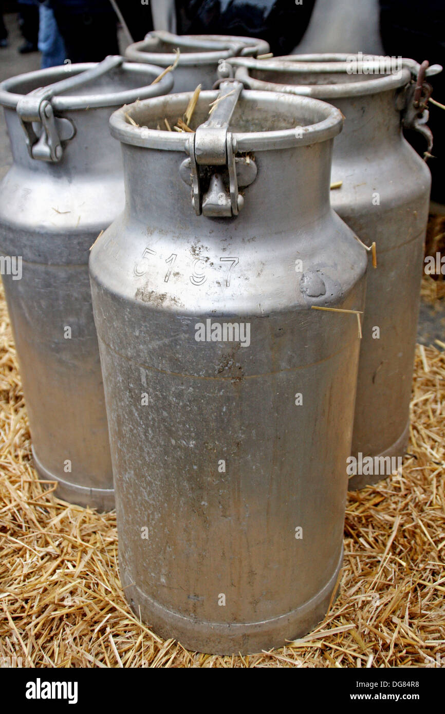 Recipientes de leche de metal Fotografía de stock - Alamy