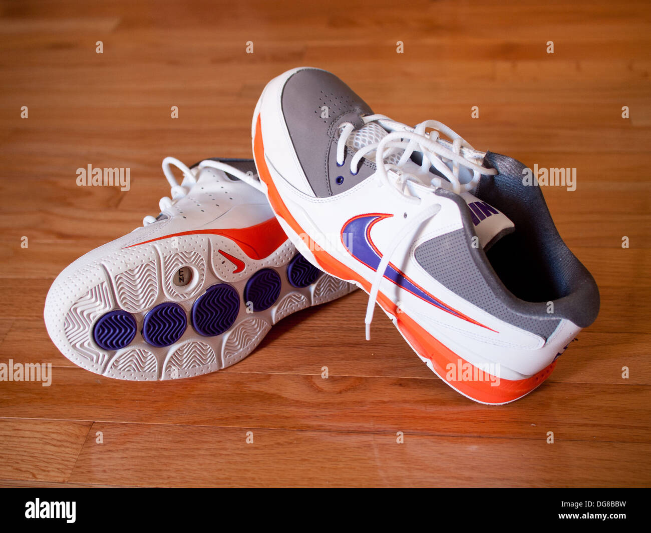 Zapatillas de baloncesto nike zoom fotografías e imágenes de alta  resolución - Alamy