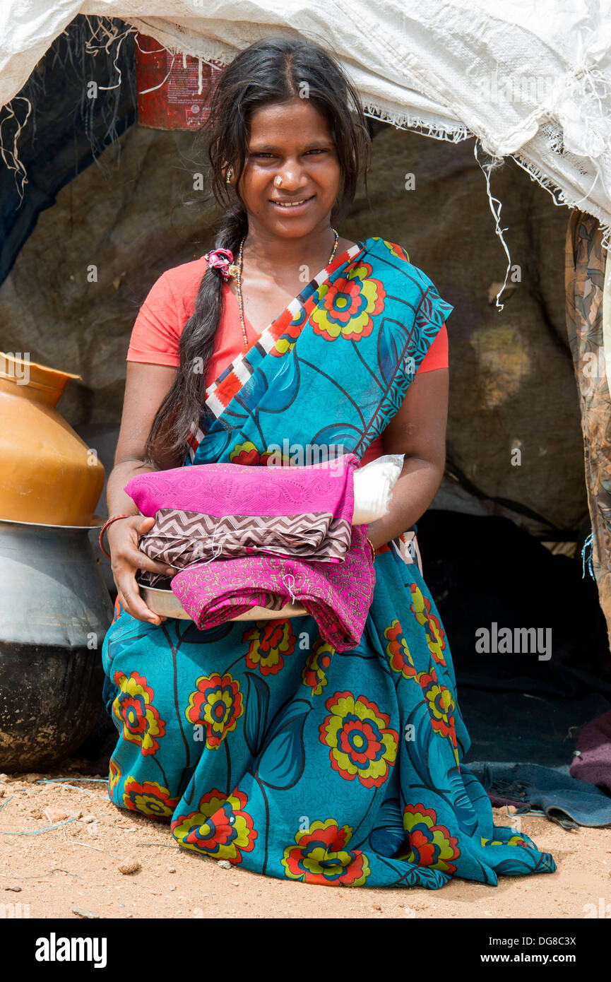 Las castas inferiores indio adolescente embarazada con comida gratis y ropa  fuera de su bender / tienda. En Andhra Pradesh, India Fotografía de stock -  Alamy