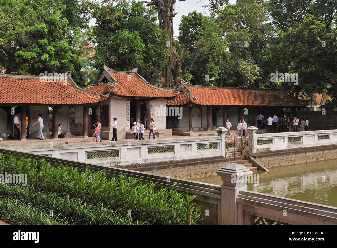 Gran estanque, denominado pozo de claridad celestial, tercer patio, el templo de la literatura, Hanoi, Vietnam del Norte, el sudeste de asia Foto de stock