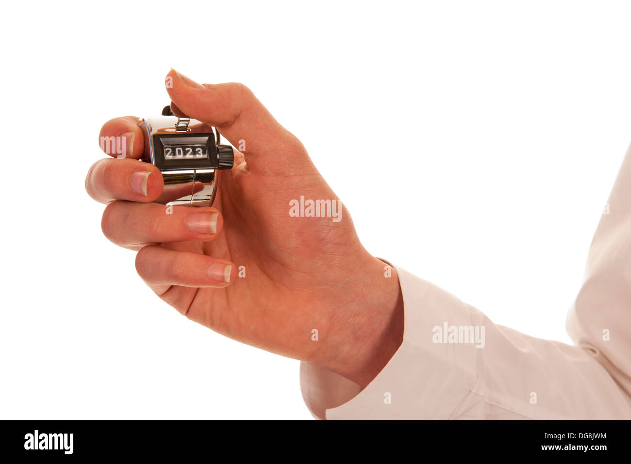 Mano sujetando un podómetro plata pulsando su botón aislado en fondo blanco. Foto de stock