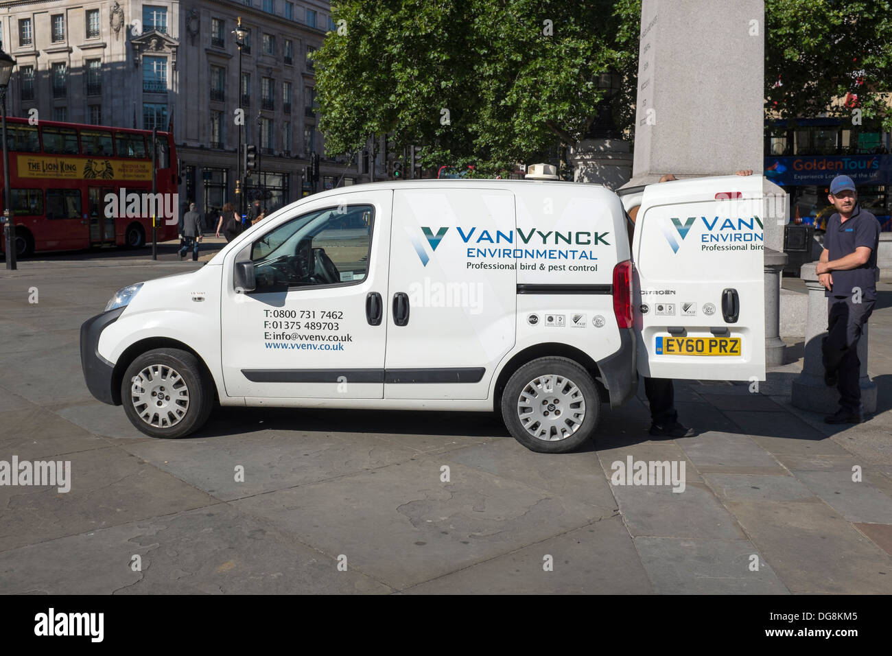 Profesional de control de plagas y aves Trafalgar Square Londres Foto de stock