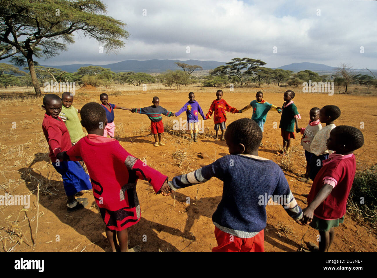 Los colegiales jugando dance,escuela bush,alrededor de Namanga,Kenia,Africa Foto de stock