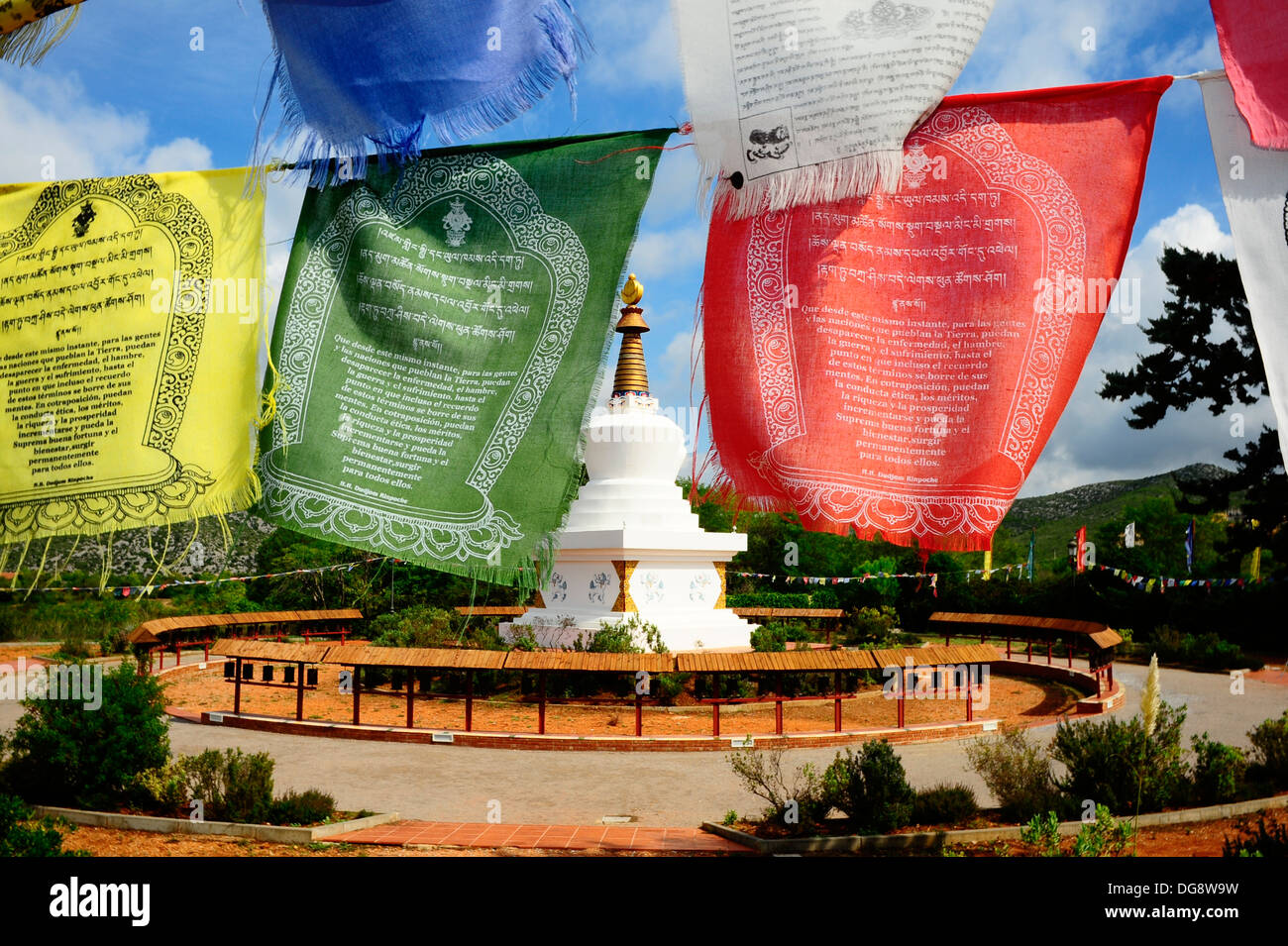 Banderas de oración en Sánscrito, "recinto de la estupa, templo de la comunidad budista Sakya Tashi Ling, Plana Novella, Parc Natural Foto de stock