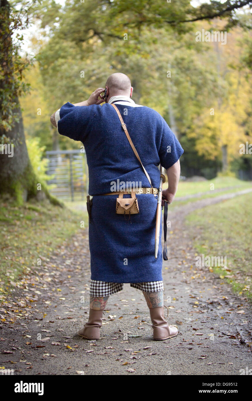 Bad Homburg, Alemania. 16 Oct, 2013. Un hombre vestido como un legionario  romano destaca con un teléfono móvil cerca de Bad Homburg, Alemania, 16 de  octubre de 2013. Escenas desde los tiempos
